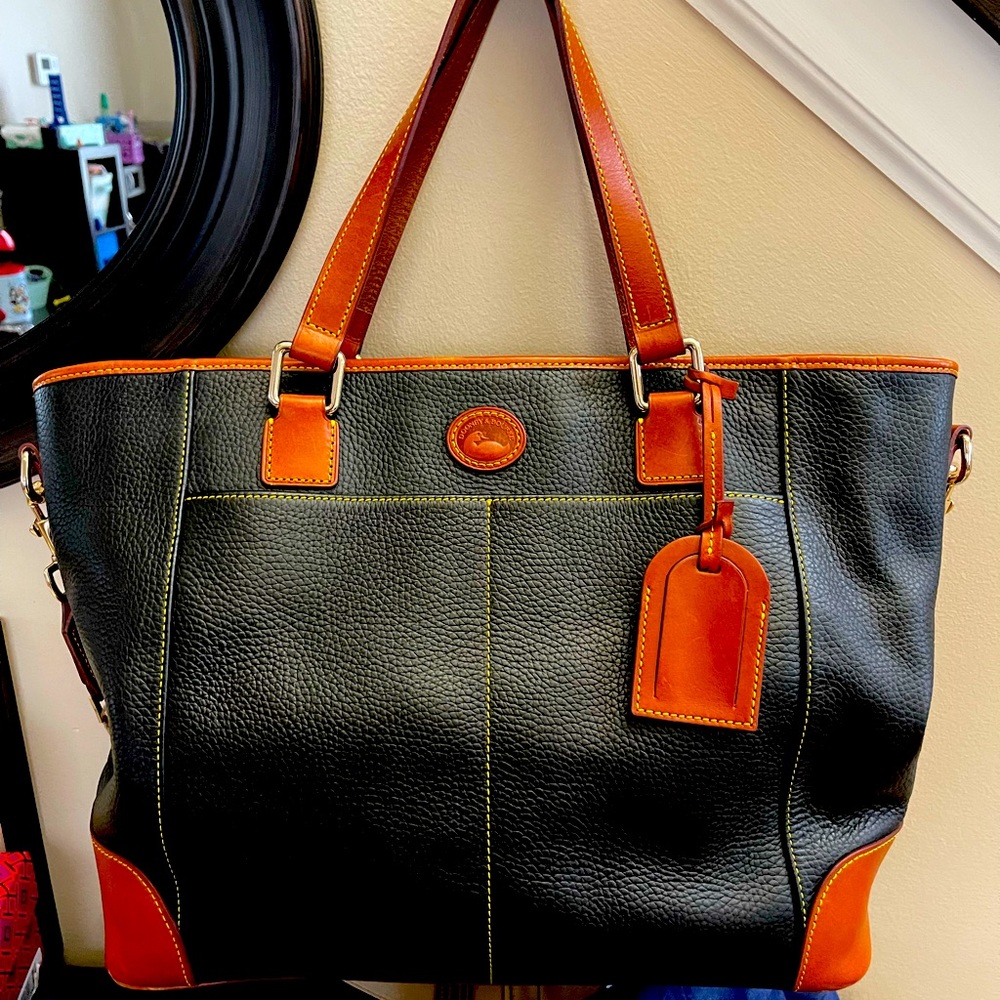 Dooney and Bourke large tote bag with should straps and crossbody strap